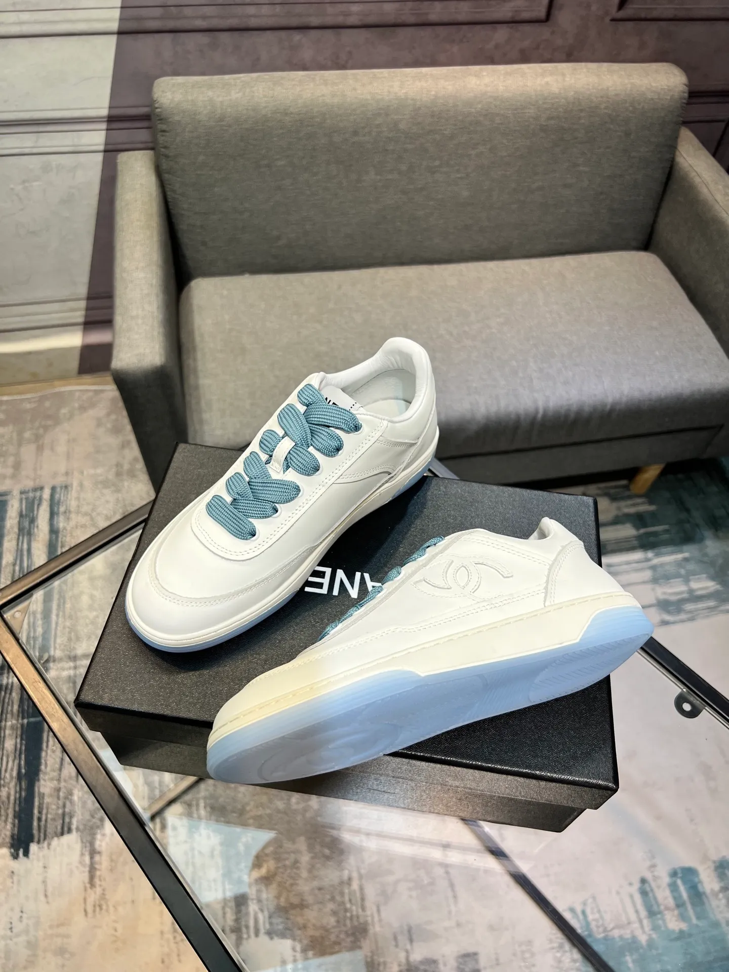 Men's men's shoes 💰620 Exclusive real shot (top version) CHANEL Chanel's new panda sneakers Panda shoes Chanel 2025ss color matching thick-soled casual sports shoes sneakers Counter synchronization The counter is very popular Very difficult to buy a shoe The most popular thick-soled panda shoes on the Internet It is obvious that Xiaoxiang control cannot miss it Simple and versatile white shoes that have both good looks and comfort Thick sole increases height, is super versatile and can be worn with eyes closed😍 Whoever wears it will look better. Upper: calfskin. Lining: imported sheepskin lining. Outsole: TPU original outsole. Size: 35-44 (41 for women, 40 for men, custom made).